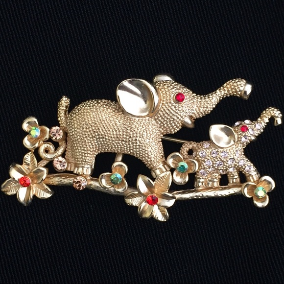 Jewelry - Vintage Elephant Rhinestone Goldtone Brooch
